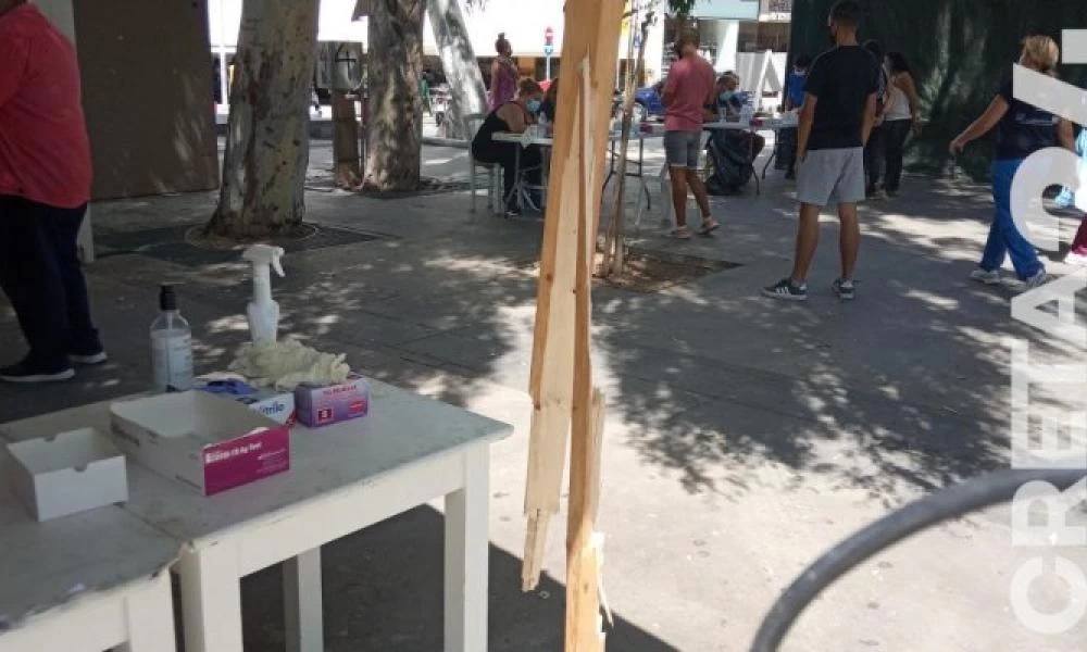 Ηράκλειο: Βανδαλιστές επιτέθηκαν σε κιόσκι που γίνονται τα rapid tests